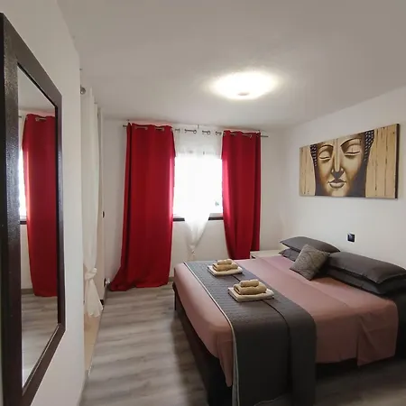 Casa Saura -playa De Americas Apartamento *